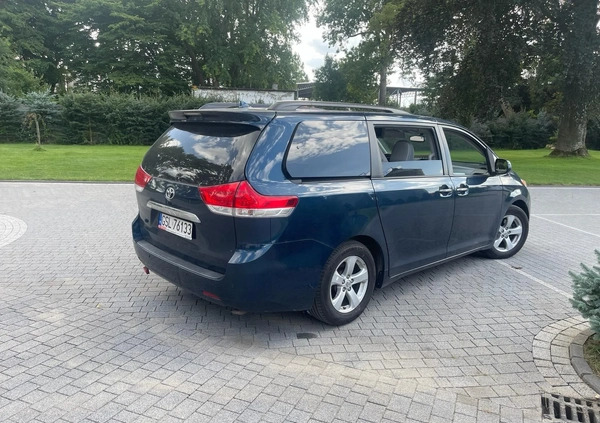 Toyota Sienna cena 62000 przebieg: 298000, rok produkcji 2011 z Słupsk małe 172